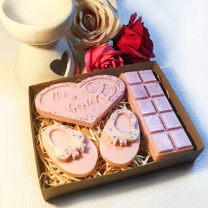 It's a Girl Wax Melts Gift. Newborn parents gift. Luxury wax melt gift box. Baby girl gift set with burner. Highly scented soy wax melts. Long lasting home freshener.