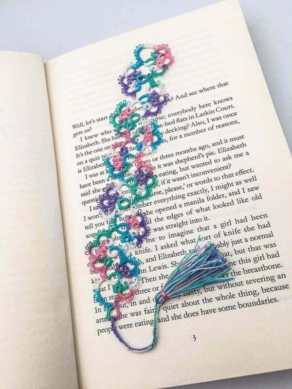Beautiful Floral Bookmark, Hand Lace, Tatted Bookmark in Gift Box, Handmade Frivolite. A beautiful floral bookmark is the ideal present for anyone.