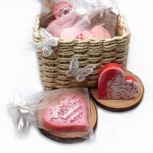 Personalized Wedding Favour Wax Melts. Scoop able wax melt. Heart shaped gift. Long lasting scent. Cute handmade gift.